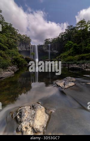 18. März 2025: Der majestätische K50-Wasserfall befindet sich im Naturschutzgebiet Kon Chu Rang, Bezirk K'Bang, nördliche Provinz Gia Lai Stockfoto
