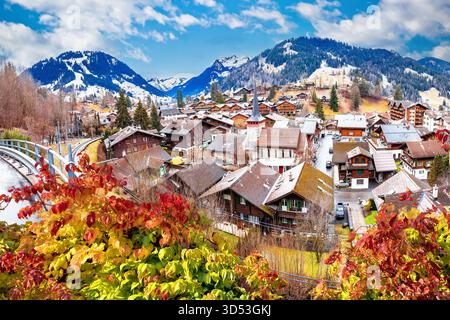 Idyllisches Alpendorf Gstaad Panoramablick auf die Dächer, luxuriöses Winterziel in der Schweiz Stockfoto