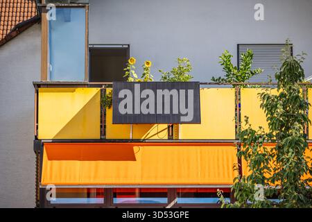 Altes Einfamilienhaus mit Balkon mit Solarpaneelen, die saubere Energie erzeugen Stockfoto