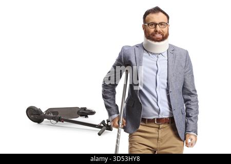 Mann erholt sich nach einem Elektrorollerunfall, isoliert auf weißem Hintergrund Stockfoto