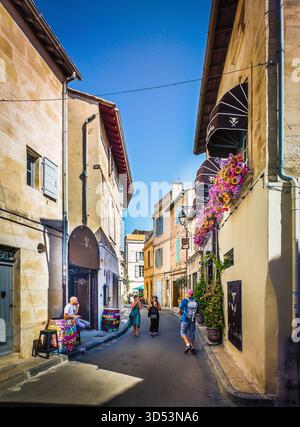 Arles, Frankreich, 9. September 2023, Blick auf eine urbane Szene in Porte de Laure, einer Straße in der Altstadt Stockfoto