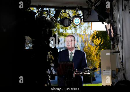 Washington, Usa. November 2025. Kevin Hassett, Direktor des National Economic Council, spricht am 13. November 2025 mit Reportern vor dem Weißen Haus in Washington. Foto: Yuri Gripas/ABACAPRESS.COM Credit: Abaca Press/Alamy Live News Stockfoto