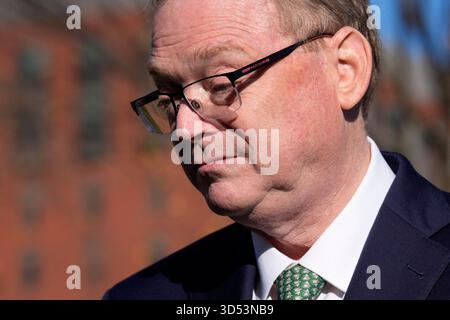 Washington, Usa. November 2025. Kevin Hassett, Direktor des National Economic Council, spricht am 13. November 2025 mit Reportern vor dem Weißen Haus in Washington. Foto: Yuri Gripas/ABACAPRESS.COM Credit: Abaca Press/Alamy Live News Stockfoto