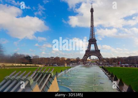Panoramablick auf den Pariser Eiffelturm und den Trocadero-Garten in Paris, Frankreich Stockfoto