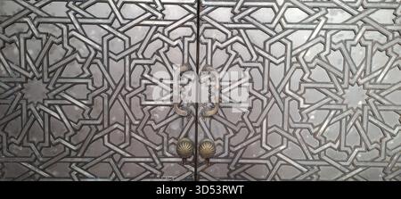 Metalltür mit altem islamischem geometrischem Design und dekorativen Griffen Stockfoto