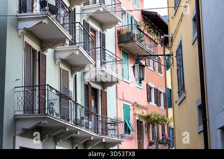 Balkone und Fensterläden und farbenfrohe Häuser in Torbole, Lago di gardda, Trentino, Italien Stockfoto