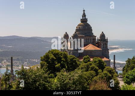 Viana do Castelo, Portugal. Das Heiligtum des Heiligen Herzens Jesu, auch bekannt als der Berg Santa Luzia, steht über der Atlantikküste Stockfoto