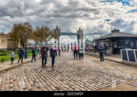 LONDON - 13. APRIL 2022: Die berühmte Tower Bridge, ein historisches Wahrzeichen in London, England, Großbritannien. Die Brücke wurde am 30. Juni 1894 eröffnet Stockfoto
