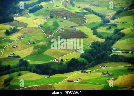 Luftaufnahme abgelegener Häuser und Felder in einer sanften Landschaft, Appenzell, Schweiz Stockfoto