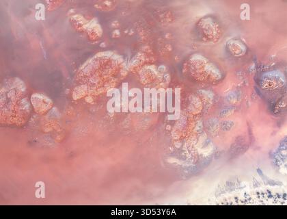 Aus der Vogelperspektive sehen Sie ungewöhnliche Gestein-, Kristall- und Minerallagerstätten am Rande eines rosa Salzsees in der Nähe des Lake Tyrrell, Mallee, Victoria, Australien Stockfoto