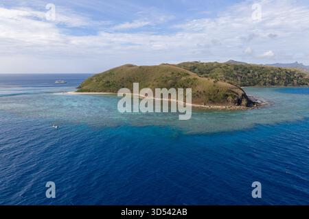 Aus der Vogelperspektive auf türkisfarbenes Wasser treffen üppige grüne Inseln unter einem riesigen Himmel, die einen atemberaubenden Kontrast aus Farben und Texturen schaffen, Nadi, Western Divis Stockfoto