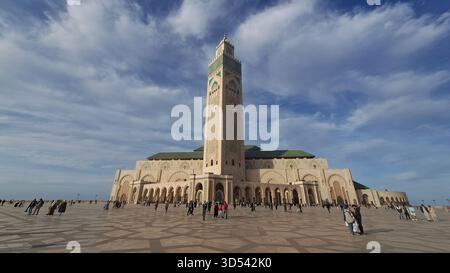 Hassan II Moschee mit ihrem hohen Minarett und einem großen platz voller Menschen in casablanca, marokko Stockfoto