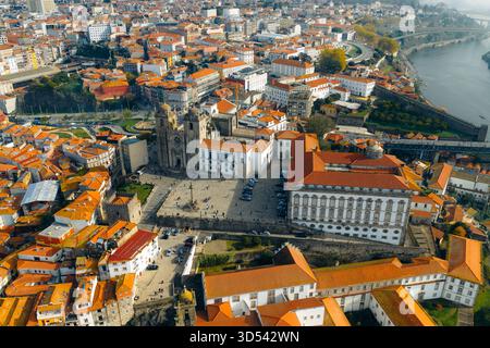 Blick aus der Vogelperspektive auf die sonnenverwöhnten Terrakottadächer im Kontrast zur großartigen Architektur der Kathedrale von Porto und Ribeiras historischen Gebäuden Porto, Porto Stockfoto