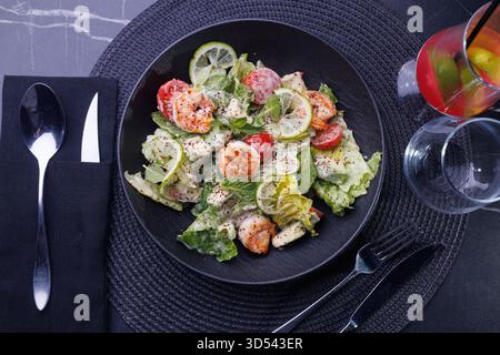 caesar Salat, mit Garnelen, hausgemacht Stockfoto