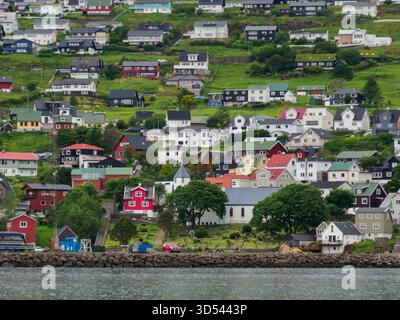 Vestmanna, Färöer-Insel - Juli 2021: Vestmanna ist eine Stadt auf den Färöer-Inseln im Westen der Insel Streymoy. Königreich Dänemark, Nordeuropa Stockfoto