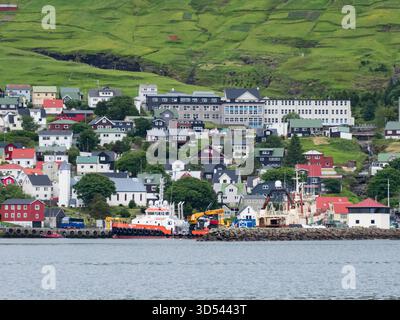 Vestmanna, Färöer-Insel - Juli 2021: Vestmanna ist eine Stadt auf den Färöer-Inseln im Westen der Insel Streymoy. Königreich Dänemark, Nordeuropa Stockfoto