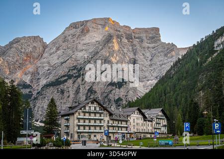 Hotel Pragser Wildsee. Südtirol, Italien. Stockfoto