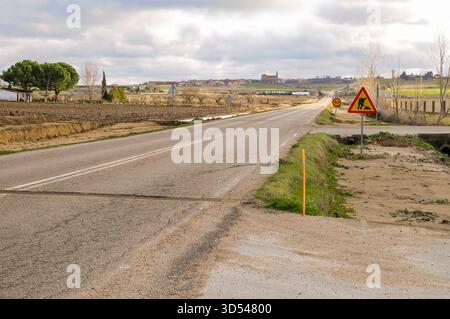 Alte Straße im Bau auf dem Land. Stockfoto