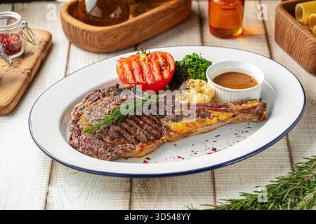 Gegrilltes Ribeye-Steak mit Gemüse Stockfoto