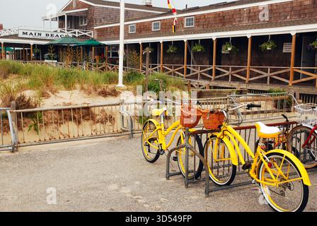 East Hampton, NY, USA 27. Juni 2011 an einem Sommertag im Hampto parken gelbe Vintage-Bikes in der Nähe des Strandes und Pavillons von East Hampton New York Stockfoto