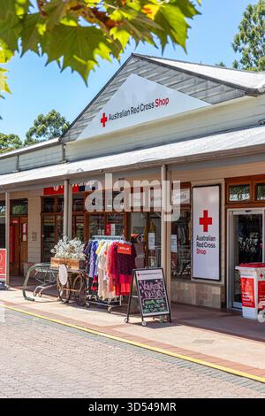 Ein Australia Red Cross OP Shop (Wohltätigkeitsladen) in der ländlichen Siedlung Mundaring bei Perth, Western Australia, WA, Australien Stockfoto