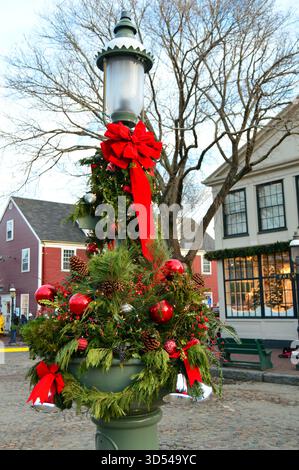 Während der Weihnachtsfeiertage in Nantucket, Massachusetts, ist eine Straßenbeleuchtung mit stechpalmen, Bögen und Ornamenten verziert Stockfoto