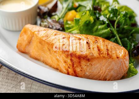 Gegrillter Lachs mit frischer Salat Stockfoto