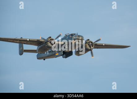 MONROE, NC (USA) - 9. November 2025: Ein B-25 Mitchell Bomberflugzeug im Flug während der Warbirds Over Monroe Air Show. Stockfoto