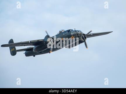 MONROE, NC (USA) - 9. November 2025: Ein B-25 Mitchell Bomberflugzeug im Flug während der Warbirds Over Monroe Air Show. Stockfoto