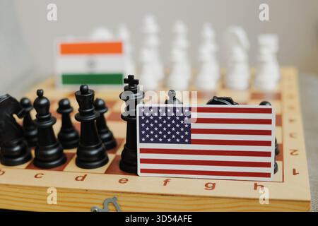 Die Flagge der USA und eine indische Flagge auf dem Schachbrett. Konflikt zwischen diesen beiden Ländern. Stockfoto