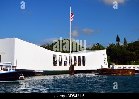 Das abfallende Gebäude im Wasser dient als Gedenkstätte für diejenigen, die während des Angriffs auf Pearl Harbor Hawaii auf der USS Arizona getötet wurden Stockfoto