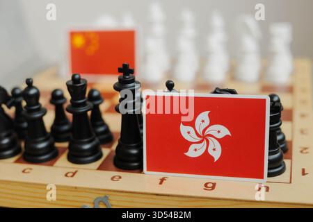 Flagge von Hongkong und eine chinesische Flagge auf dem Schachbrett. Konflikt zwischen diesen beiden Ländern. Stockfoto