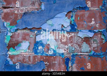 Abstrakte Nahaufnahme von blauer, abblätternder Farbe auf einer alten Ziegelwand in St. John's, Neufundland Stockfoto