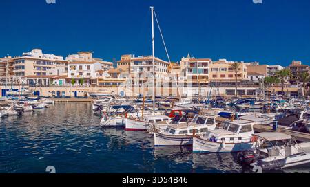 Cala Rajada Marina und Promenade, Gemeinde Capdepera, Mittelmeer, Mallorca, Balearen, Spanien, Europa Stockfoto