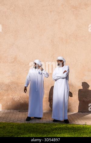 Casablanca, Marokko – 21. April 2025: Straßenszene in der alten Medina, die Menschen beim Spazieren und Einkaufen entlang einer belebten Gasse mit traditionellem Archit zeigt Stockfoto