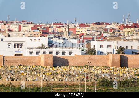 Rabat, Marokko – Eine ruhige, enge Gasse in der historischen Medina von Rabat, gesäumt von weiß getünchten Gebäuden, traditionellen Holztüren und dekorativen Strassen Stockfoto