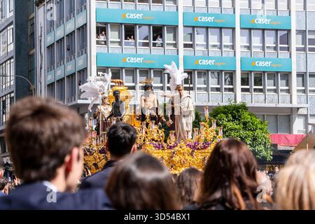 Ostersemana Santa Prozession in Sevilla, Spanien, 15. April 2025. Ein goldener religiöser Wagen mit biblischen Figuren zieht durch überfüllte Straßen, surr Stockfoto