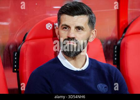 Miron Muslic von Schalke 04 sieht beim 60. Jubiläumsspiel zwischen dem FC Twente und Schalke 04 am 13. November 2025 im de Grolsch Veste Stadion in Enschede, Niederlande, an. (Quelle: Warz Brinkerhof/MTB-Foto/Alamy Live News) Stockfoto