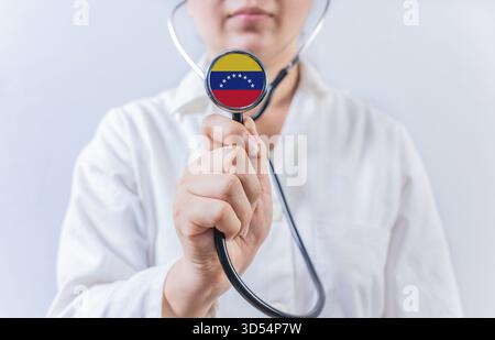 Ärztin mit Stethoskop und venezolanischer Flagge. Das nationale Gesundheitssystem Venezuelas Stockfoto