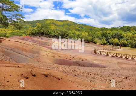 Blick auf die Hügel mit seltenen siebenfarbigen Erden von Chamarel, rechter Rundweg für Touristen, Terres des Couleurs, Chamarel Naturpark Stockfoto