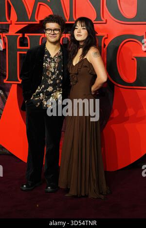 Gaten Matarazzo und Elizabeth Yu nehmen an der Sondervorführung Stranger Things 5 Band 1 im Odeon Luxe, Leicester Square, London, teil. Bilddatum: Donnerstag, 13. November 2025. Stockfoto