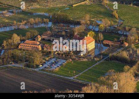 Die Burg Oberwerries ist eine zweiflügelige Wasserburg in der Lippaue des Landkreises Hamm-Heessen. Gefüllte Transplantate nach dem Bau, Stockfoto