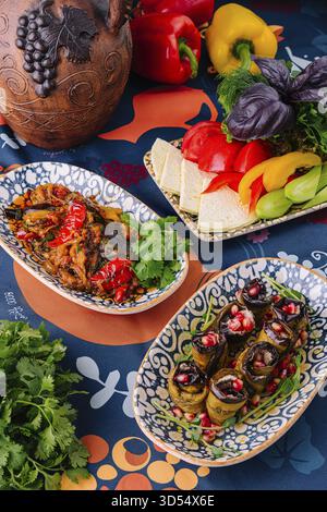Essen, erleben Sie die lebendige und geschmackvolle traditionelle mediterrane Küche mit einer Vielzahl von gesunden und farbenfrohen Gerichten aus f Stockfoto