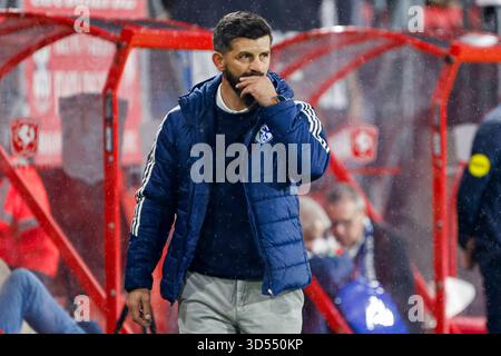 Miron Muslic von Schalke 04 sieht beim 60. Jubiläumsspiel zwischen dem FC Twente und Schalke 04 am 13. November 2025 im de Grolsch Veste Stadion in Enschede, Niederlande, an. (Quelle: Warz Brinkerhof/MTB-Foto/Alamy Live News) Stockfoto
