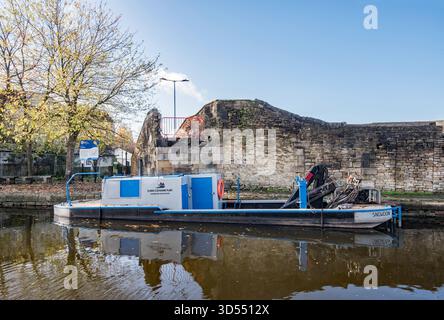 Die Gallows Bridge ist eine von sechs Brücken über den Leeds and Liverpool Canal im Stadtzentrum von Skipton. Sie wird derzeit ersetzt (November 2025). Stockfoto
