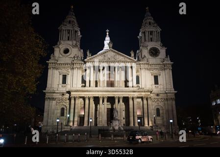 Außenansicht der St. Paul's Cathedral at Night, London, Großbritannien Stockfoto