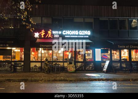 Londoner nächtliche Straßenszene mit asiatischem Restaurant, London, Großbritannien Stockfoto
