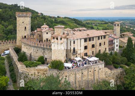 Aus der Vogelperspektive auf das historische Dorf Vigoleno, eines der schönsten Dörfer Italiens, Region Emilia-Romagna Stockfoto