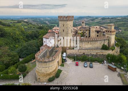 Aus der Vogelperspektive auf das historische Dorf Vigoleno, eines der schönsten Dörfer Italiens, Region Emilia-Romagna Stockfoto
