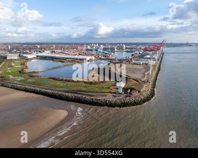 Luftaufnahme des Seaforth Dock mit Blick auf den River Mersey während des Crosby Beach am 13. November. Stockfoto